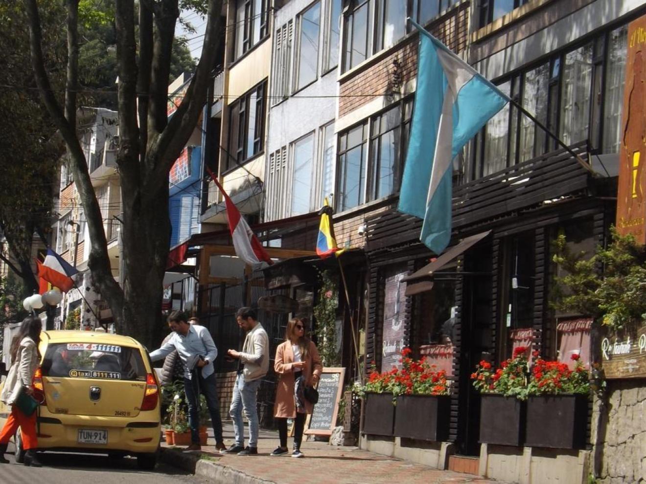 Calle comercial del barrio La Macarena, Bogotá, que ofrece una amplia oferta de gastronomía internacional Foto recuperada en https://www.colture.co/bogota/where-to-stay-in-bogota/neighborhoods-in-bogota/la-macarena-bogota/