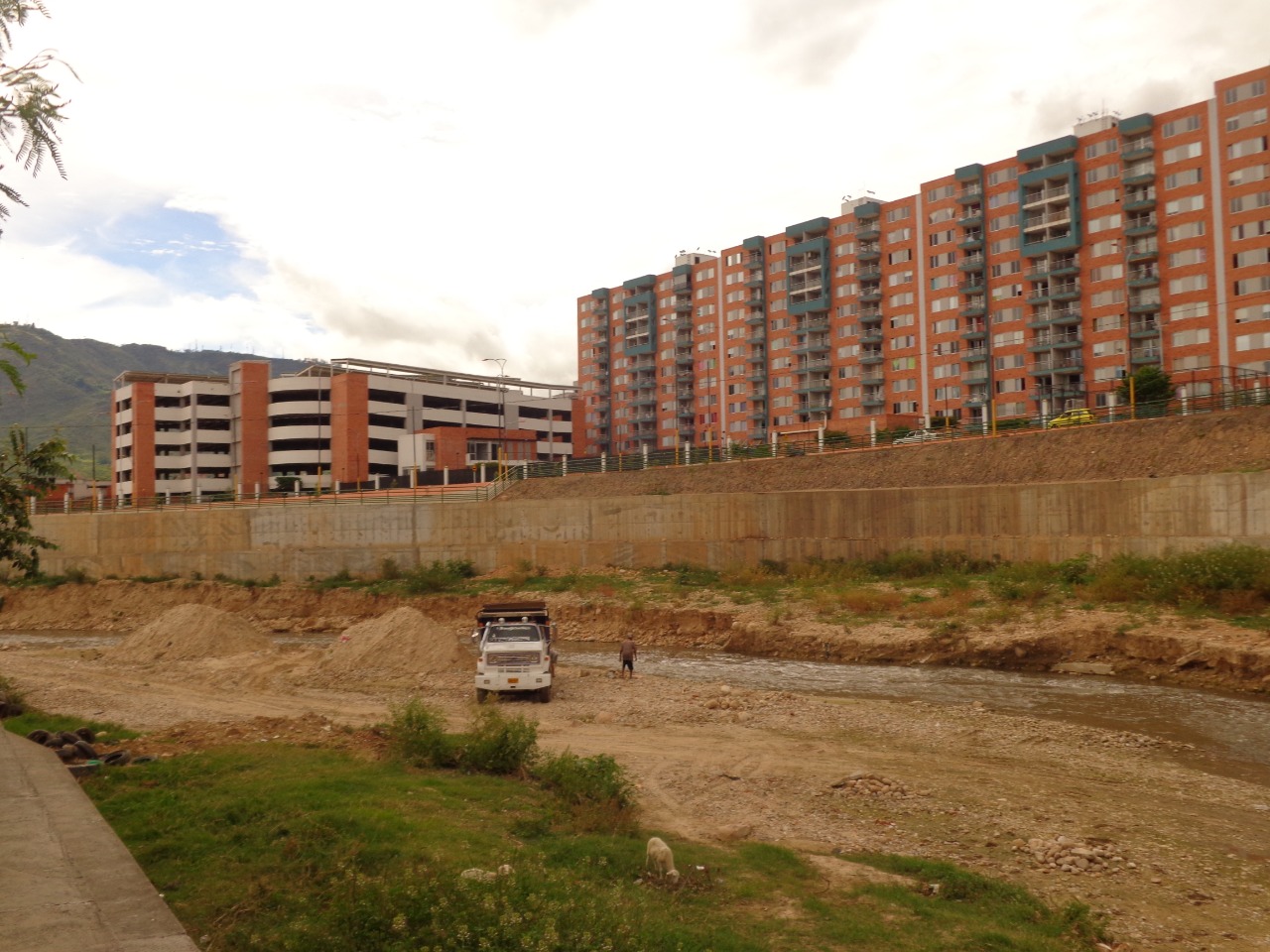 Sobre el Río Frío, se expanden amplías zonas de crecimiento inmobiliario en el municipio de Girón