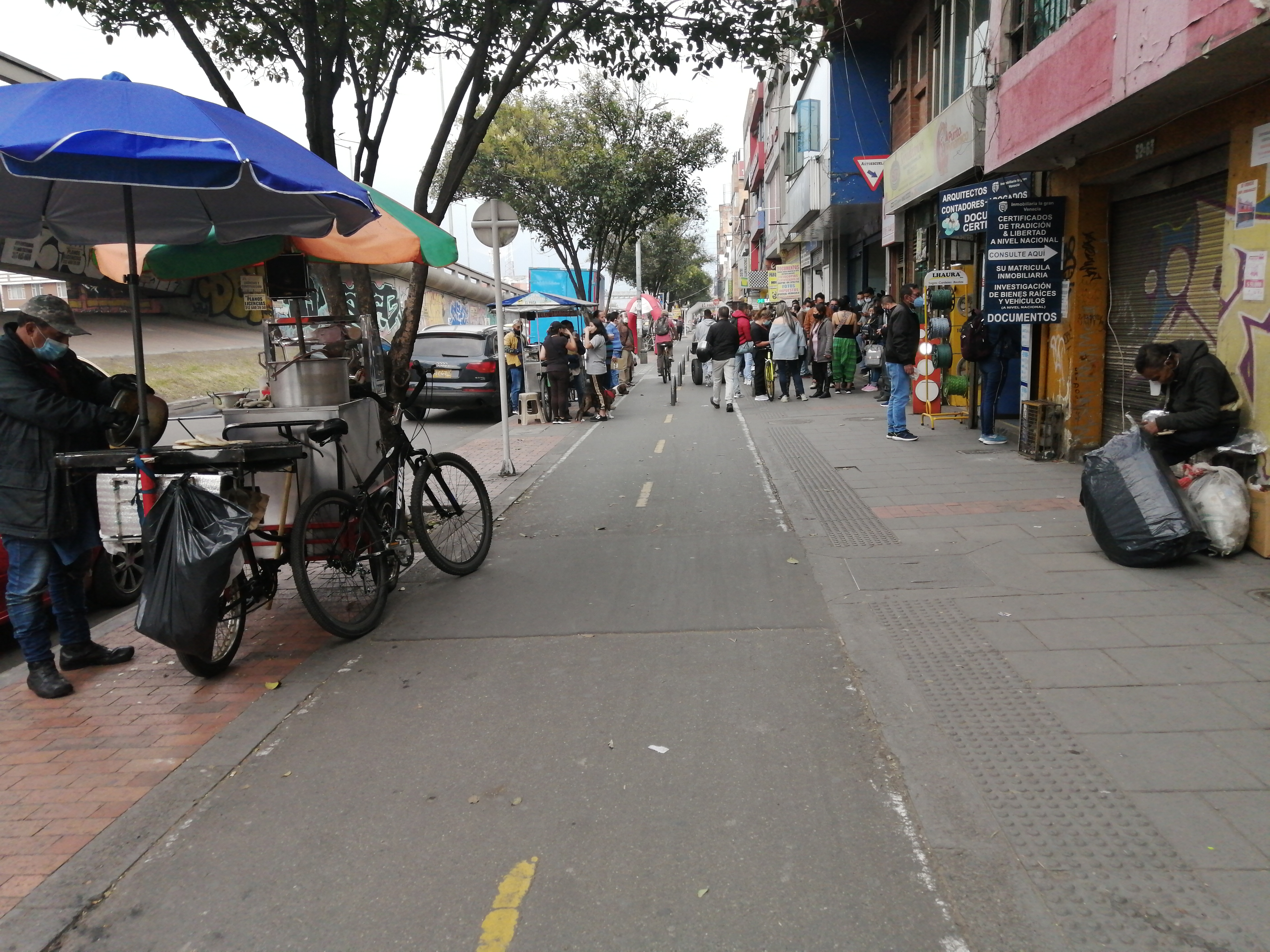 Algunos tramos de la ciclorruta sobre anden en Bogotá están ocupadas por vendedores ambulantes y son usadas por peatones por falta de espacio para su circulación (Autopista Sur a la altura del barrio Venecia) / Foto Paola Medellín - IEU