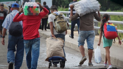 Venezolanos cruzan la frontera con Colombia en difíciles circunstancias  / Foto Migración Colombia