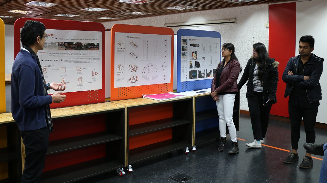 Presentación del proyecto Mobiliario de doble uso en el Taller Bogotá / foto IEU