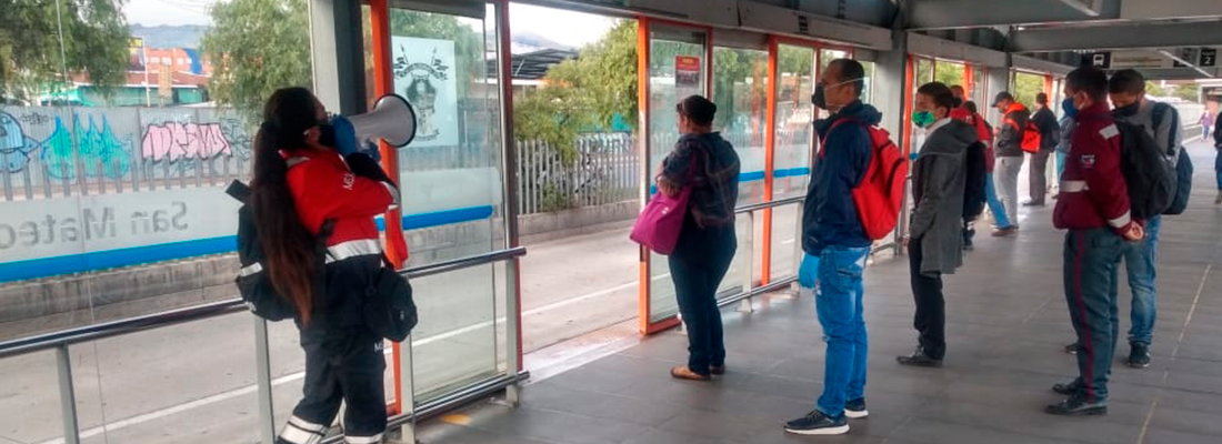 Pasajeros esperan bus en estación de Transmilenio / foto referencial de Transmilenio